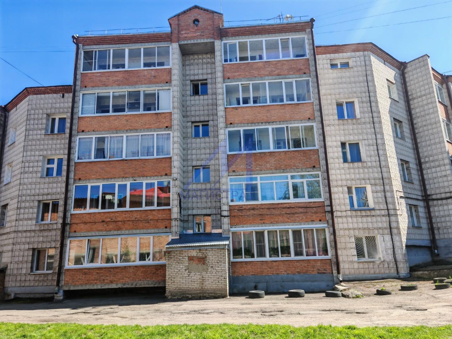 Предлагается к продаже просторная светлая квартира с косметическим ремонтом в историческом центре Томска, на площади Батенькова. 
Квартира имеет удобную распашную планировку, все комнаты раздельные. Тихий уютный двор. Отличное расположение дома: все необходимое для комфортной жизни рядом. В 700 метр