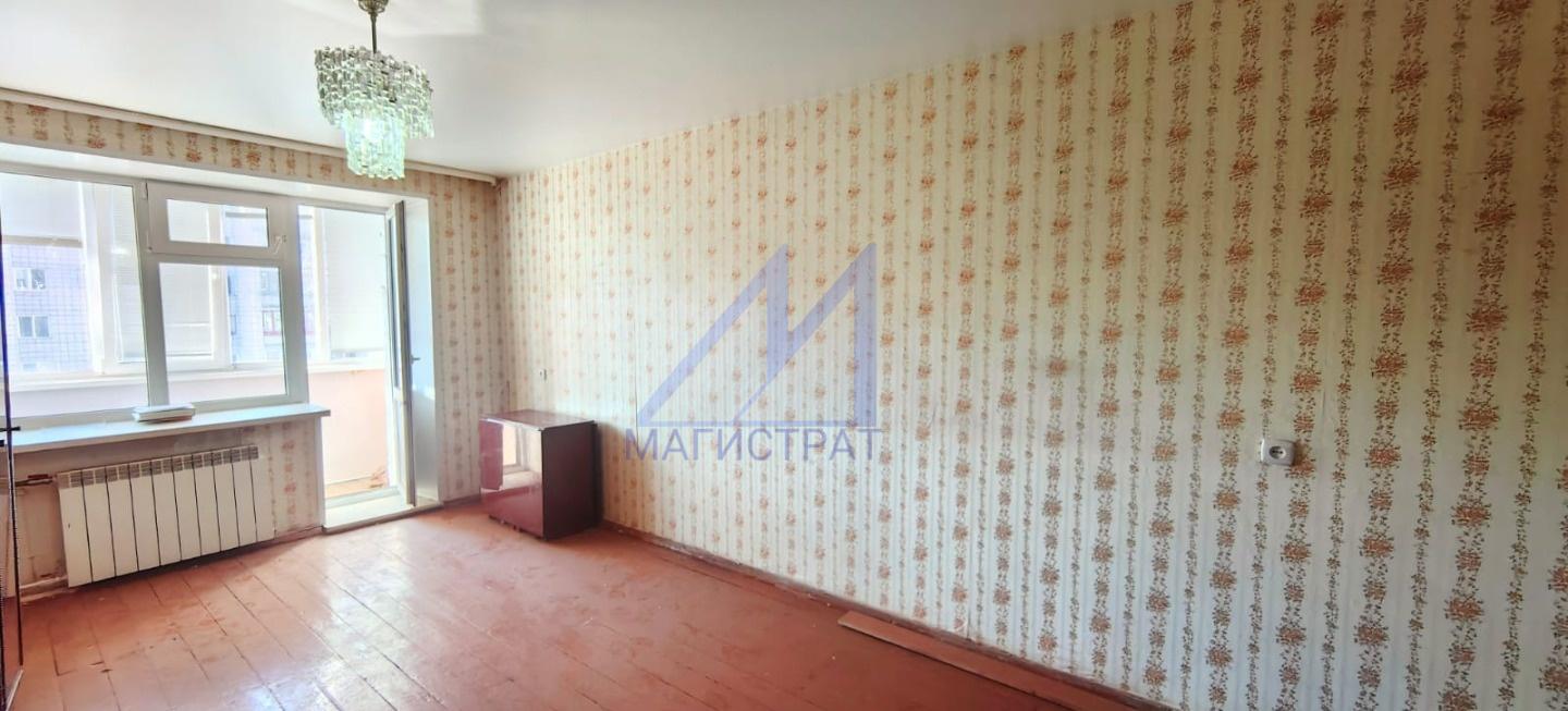 Продается однокомнатная квартира в Октябрьском районе.
Она расположена на седьмом этаже девятиэтажного кирпичного дома 1977 года постройки. 
Дом очень теплый, подъезд чистый и ухоженный. 
В квартире частично сделан косметический ремонт: шелкографические обои, натяжные потолки в комнате, просторная л