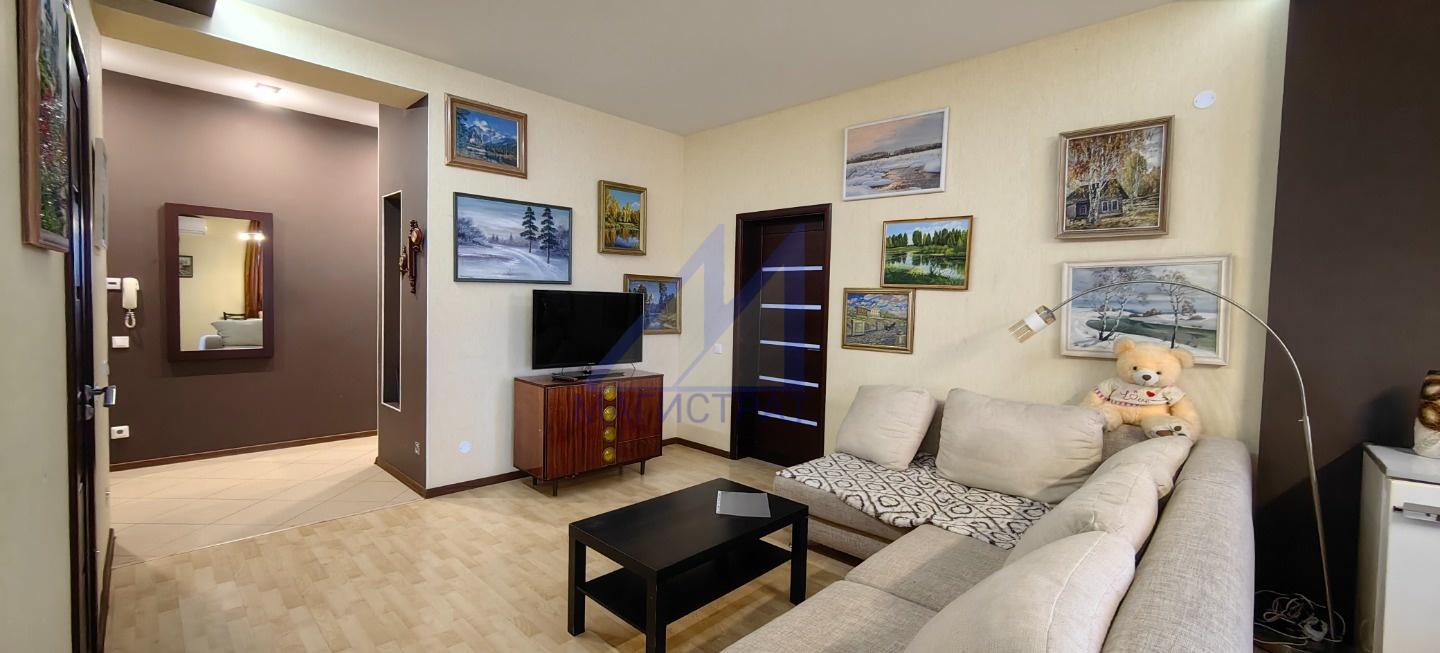 Предлагаем в аренду на длительный срок 3‑комнатную квартиру 90 м2 в элитном доме в самом центре города.
Просторная гостиная, комфортная спальня и уютная детская комната с качественным современным ремонтом, выполненным по индивидуальному дизайн-проекту.
В каждой комнате есть выход на одну из трех про