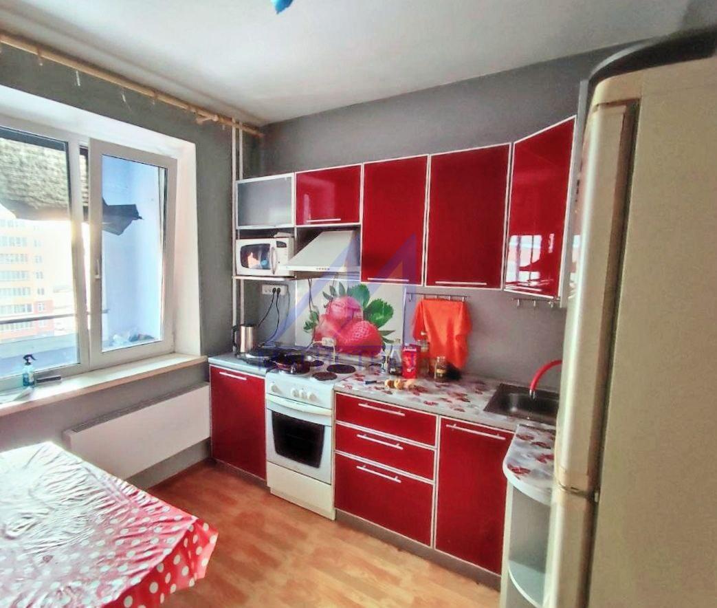 Светлая и просторная однокомнатная квартира.
Дом построен в 2006 году.
Косметический ремонт, в санузле современный кафель и новая сантехника.
Есть вся мебель и техника для комфортной жизни: кухонный гарнитур, холодильник, микроволновка, электроплита, вытяжка, стиральная машина, обеденный стол, диван