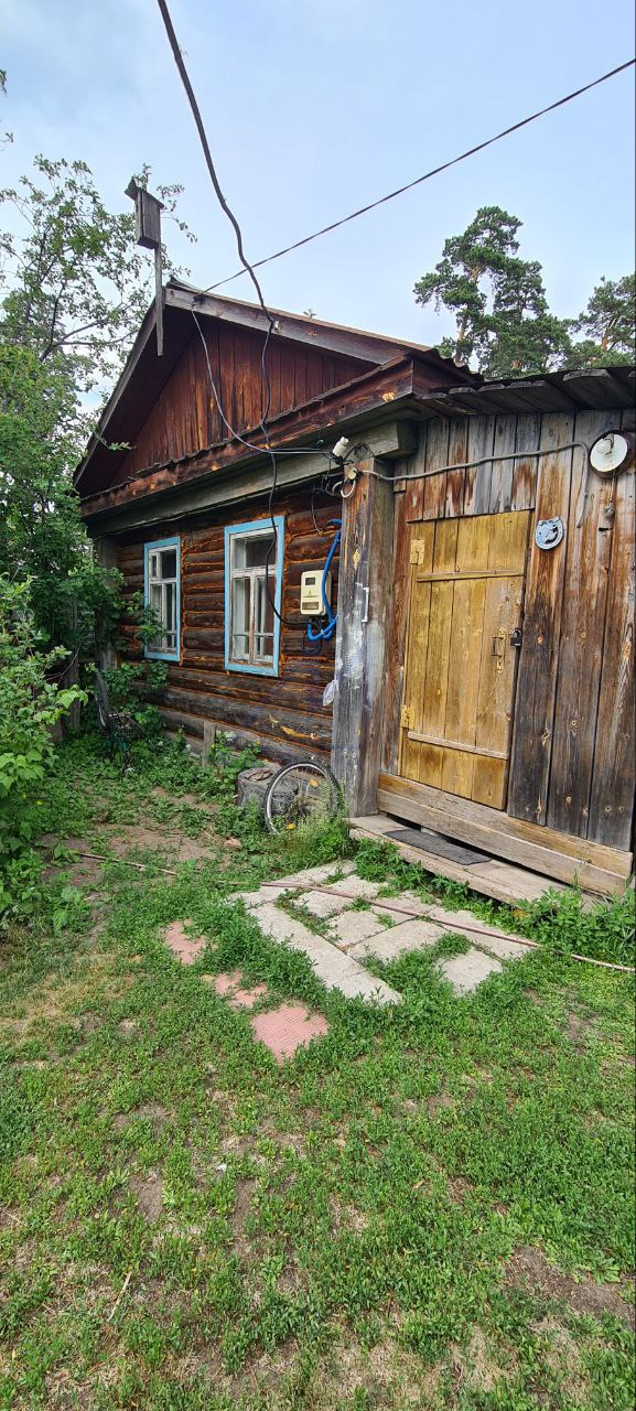 Предлагается к продаже деревянный дом в селе Тимирязевское, ул. Советская, д. 76/1. 
В доме 2 комнаты: зал с дровяной стационарной печкой и спальня.
Есть небольшая веранда.
Вода в дом не заведена, рядом колонка. Электричество отсутствует, есть возможность подключения.
Забор с соседями — кирпич, по н