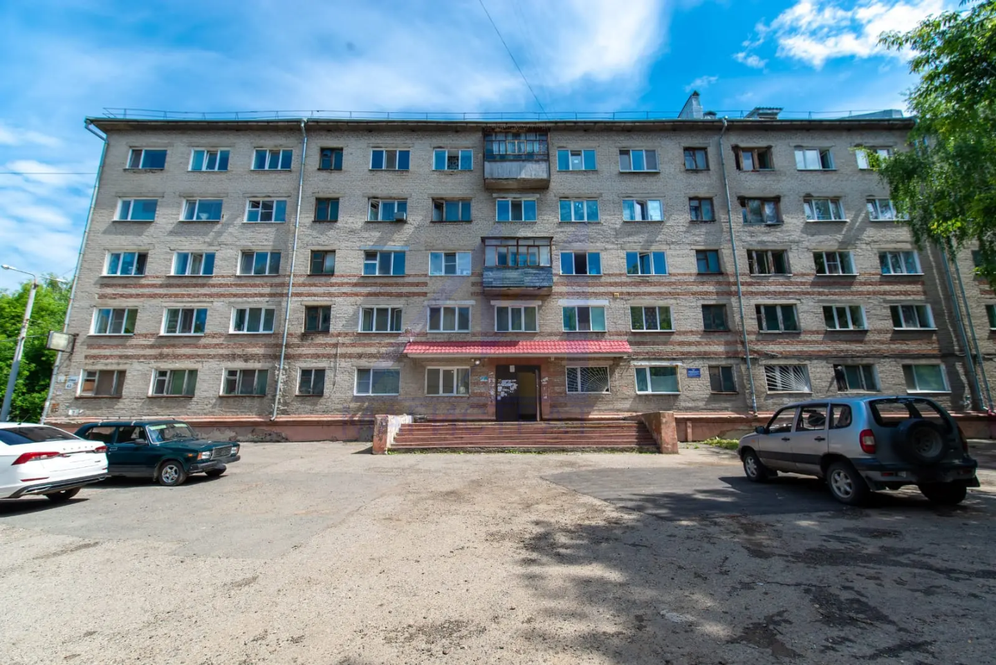 Предлагается в аренду на длительный срок уютная новая гостинка-студия со свежим современным ремонтом.
Квартира укомплектована всем необходимым для комфортного проживания: кухонный гарнитур, диван, обеденный гарнитур (стол и 2 стула), шкаф для одежды, электроплата, телевизор, холодильник, микроволнов
